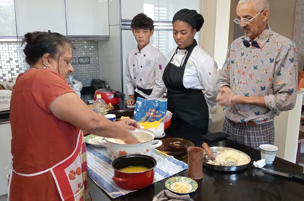 De l'élaboration de la sauce à base de massala au pétrissage de la pâte, Indranee Kewal procède à l'instruction de son atelier. 