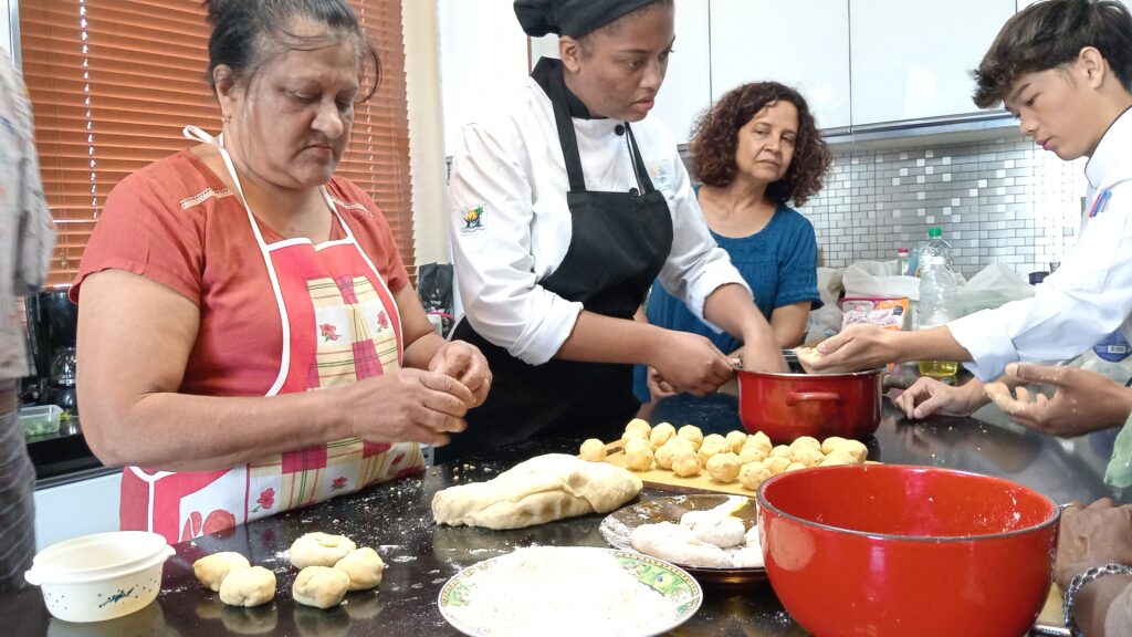 Indranee Kewal, spécialiste du dhalpouri des occasions festives, dans la démonstration de son savoir-faire. 