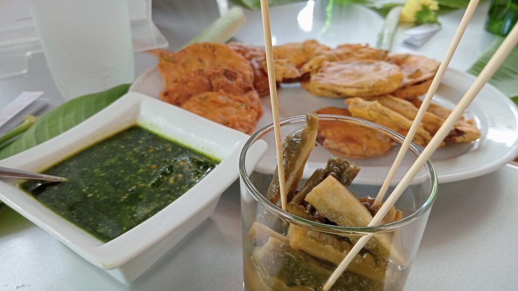 L'amer est un goût, et il se mèle très bien à l'acide qui permet de le conserver en confit. Avec le pesto de brède mouroum, il y a ce qu'il faut pour dérouter et charmer le palais lors de la dégustation sur un beignet de bringelle. 