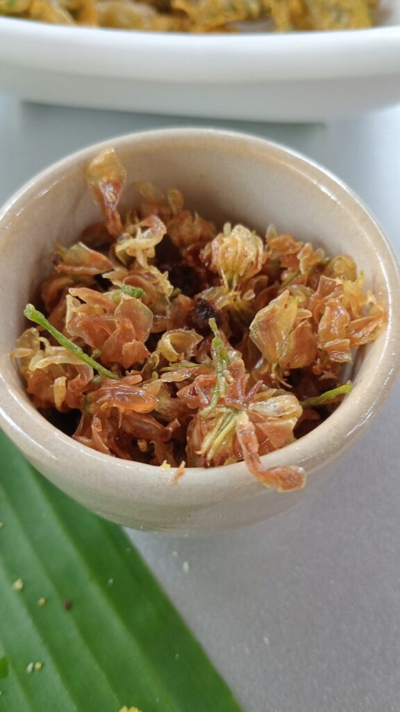 Des fleurs de mouroum frits. Une délicatesse inattendue dans un pays où la tradition de manger les brèdes mouroum se perd. 